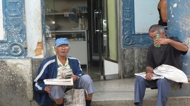 Inspectores y policías muchas veces los hostigan, les ponen multas, les quitan los ejemplares o los intimidan por la ilegalidad que realizan.