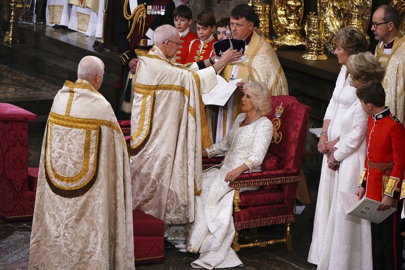 La reina Camila es coronada con la corona de la reina María por el arzobispo de Canterbury, el reverendo Justin Welby, en la Abadía de Westminster, Londres, el sábado 6 de mayo de 2023. (Yui Mok, Pool vía AP)