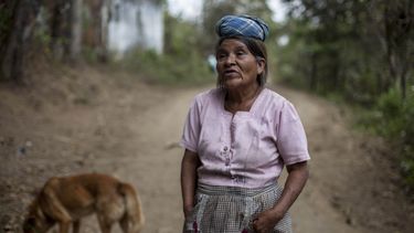 americateve | En esta fotograf&iacute;a del 6 de marzo de 2014, Juana Tajtaj, de 61 a&ntilde;os, habla acerca de la masacre en El Aguacate en Guatemala. Su marido Crist&oacute;bal Chuy fue una de las v&iacute;ctimas de esa masacre. Un tribunal inici&oacute; el jueves 1