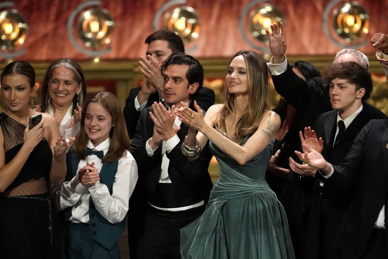 Vivienne Jolie-Pitt, de izquierda a derecha, Justin Levine, Angelina Jolie, Brody Grant y miembros de la compañía The Outsiders en la 77a entrega de los Premios Tony el domingo 16 de junio de 2024, en Nueva York. (Foto Charles Sykes/Invision/AP)