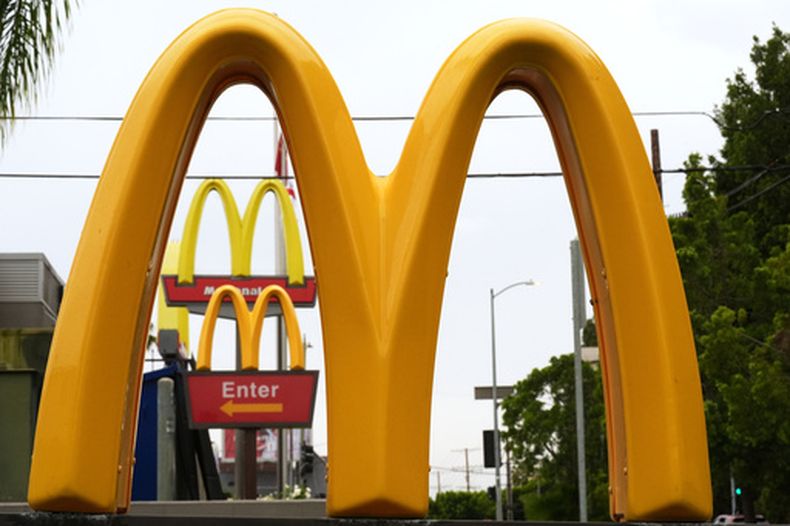 Letreros de McDonalds el 31 de marzo de 2026, en Los Ángeles. (AP Foto/Damian Dovarganes, Archivo)