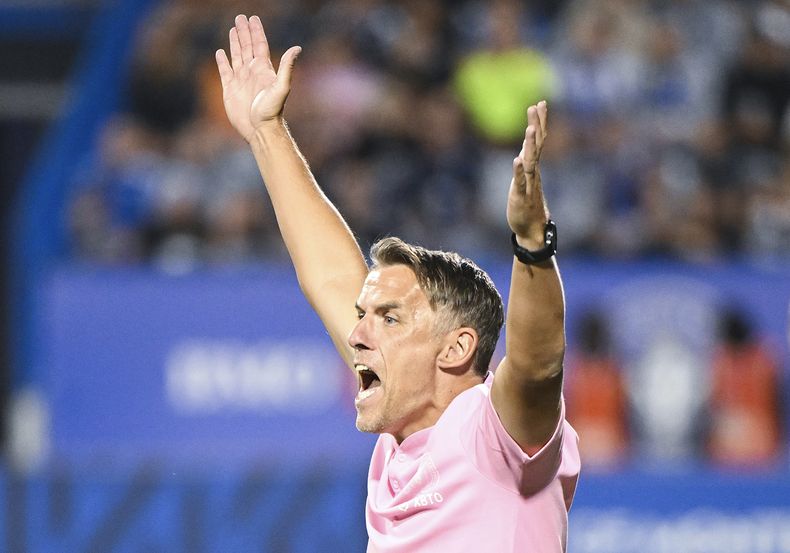 Phil Neville, técnico del Inter de Miami, reacciona durante el partido ante el Montreal, el 27 de mayo de 2023 (Graham Hughes/The Canadian Press via AP)
