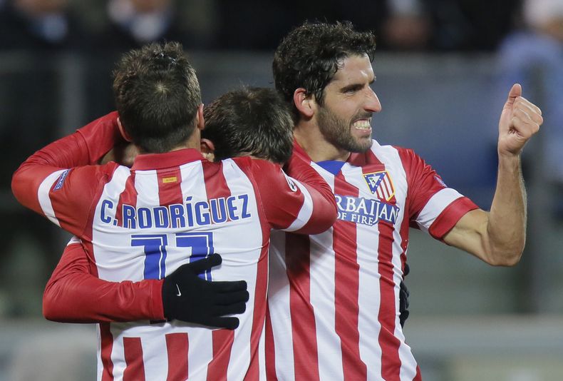 El jugador del Atl&eacute;tico de Madrid, Adri&aacute;n L&oacute;pez, centro, festeja un gol contra el Zenit de San Petersburgo por la Liga de Campeones el mi&eacute;rcoles, 27 de noviembre de 2013, en San  Petersburgo. (AP Photo/Dmitry Lovetsky)