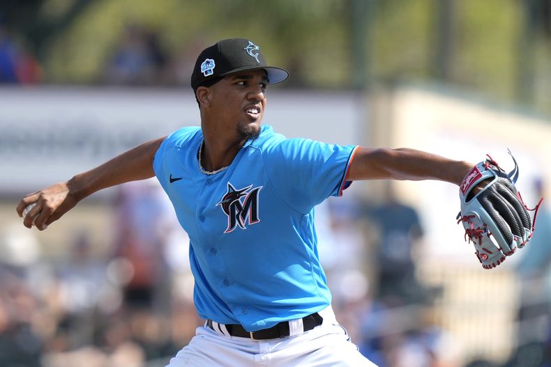 ARCHIVO - Eury Pérez, relevista de los Marlins de Miami, hace un lanzamiento en el duelo del sábado 4 de marzo de 2023, ante lo Mets de Nueva York (AP Foto/Lynne Sladky, archivo)
