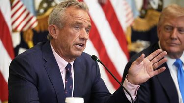 El secretario de Salud y Servicios Humanos (HHS, por sus siglas en inglés), Robert F. Kennedy Jr., habla en la Casa Blanca, en Washington, el miércoles 30 de julio de 2025, mientras el presidente Donald Trump lo escucha, en un evento para promover su propuesta de mejorar el acceso de los estadounidenses a sus registros médicos. (AP Foto/Mark Schiefelbein)