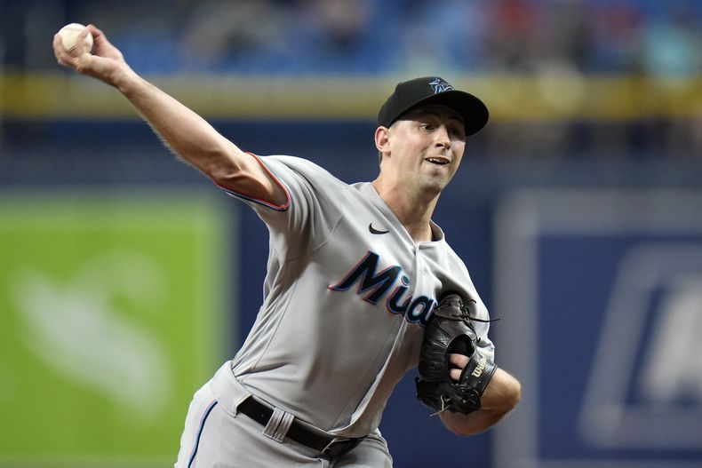 ARCHIVO - El abridor de los Miami Marlins, Cody Poteet, lanza frente a los Rays de Tampa Bay durante la primera entrada del juego de béisbol el miércoles 25 de mayo de 2022 en San Petersburgo, Florida. Poteet acordó el viernes 5 de enero de 2024 un contrato de un año con los Yanquis de Nueva York, quienes buscan reponer su plantilla luego de enviar a cuatro lanzadores a San Diego en el intercambio para adquirir al toletero Juan Soto. (Foto AP/Chris OMeara, archivo)