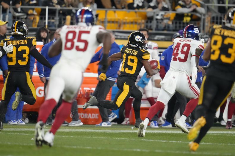 Calvin Austin III (19), de los Acereros de Pittsburgh, regresa una patada de despeje para un touchdown durante la segunda mitad del juego de la NFL en contra de los Giants de Nueva York, el lunes 28 de octubre de 2024, en Pittsburgh. (AP Foto/Gene J. Puskar)