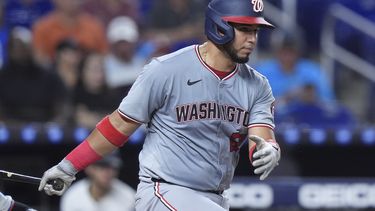 El venezolano Keibert Ruiz, de los Nacionales de Washington, pega un sencillo en el juego ante los Marlins de Miami, el martes 3 de septiembre de 2024 (AP Foto/Wilfredo Lee)