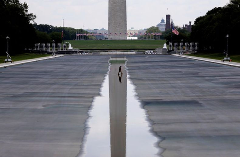 El Monumento a Washington detrás del estanque reflectante del Monumento a Lincoln, el miércoles 29 de julio de 2026, en Washington. (AP Foto/Rahmat Gul)