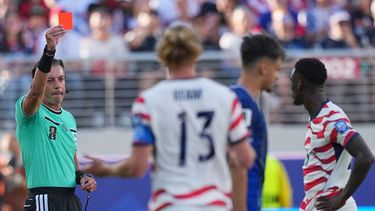 El árbitro brasileño Raphael Claus expulsa a Folarin Balogun (derecha), de Estados Unidos, durante un encuentro de dieciseisavos de final ante Bosnia en Santa Clara, California, el miércoles 1 de julio de 2026 (AP Foto/Julio Cortez)