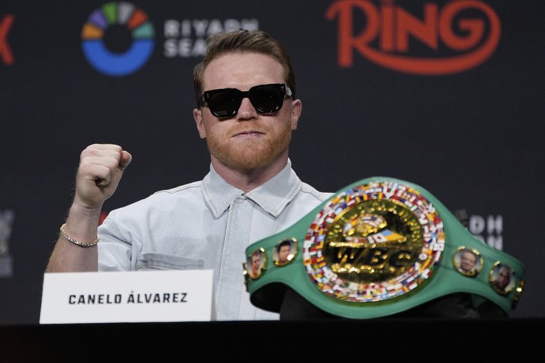 Saúl Canelo Álvarez posa con uno de sus cinturones durante una conferencia de prensa en Las Vegas, el viernes 27 de junio de 2025 (AP Foto/John Locher)
