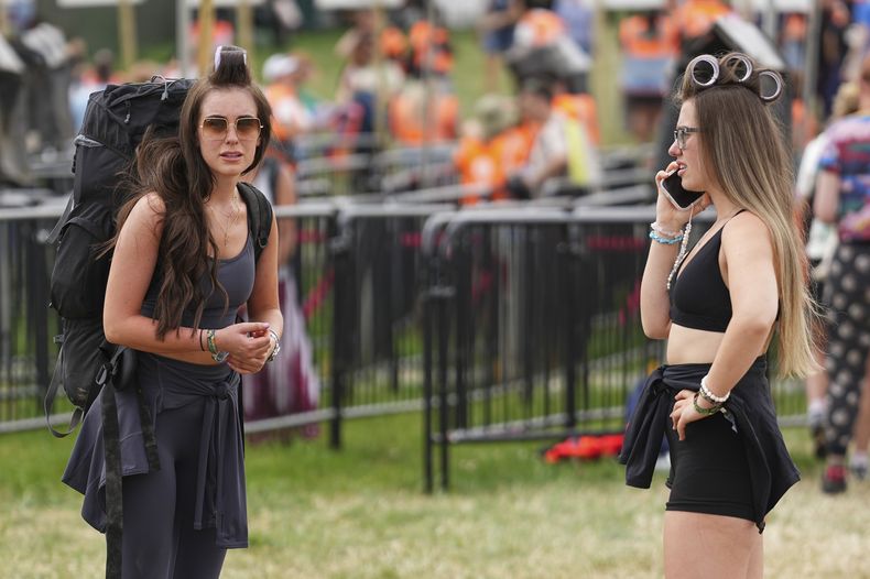 Asistentes llegan al Festival de Glastonbury en Worthy Farm, Somerset, Inglaterra, el miércoles 25 de junio de 2025. (Scott A Garfitt/Invision/AP)