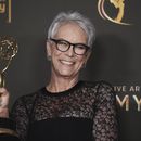 Jamie Lee Curtis posa con su premio de actriz invitada destacada en una serie de comedia por The Bear en la segunda noche de los Premios Emmy de las Artes Creativas el domingo 8 de septiembre de 2024 en Los Ángeles. (Foto Richard Shotwell/Invision/AP)