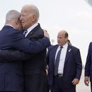El presidente de Estados Unidos, Joe Biden, es recibido por el primer ministro de Israel, Benjamin Netanyahu, a su llegada en el aeropuerto internacional Ben Gurion, el miércoles 18 de octubre de 2023 en Tel Aviv, Israel. (AP Foto/Evan Vucci)