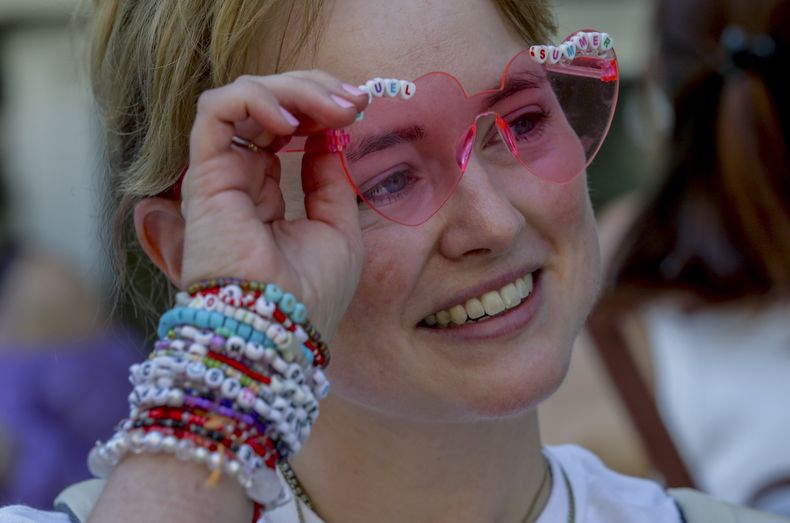 Jenny de Viena intercambia brazaletes de la amistad en el centro de la ciudad de Viena el jueves 8 de agosto de 2024. Los organizadores de tres conciertos de Taylor Swift en el estadio de Viena esta semana los cancelaron el miércoles después de que los funcionarios anunciaran arrestos por un aparente complot para lanzar un ataque. sobre un evento en la zona de Viena como por ejemplo los conciertos. (Foto AP/Heinz-Peter Bader)