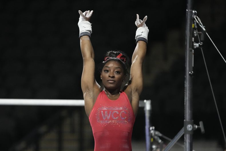 Simone Biles, siete veces medallista olímpica y campeona olímpica en 2016, entrena de cara al Clásico de Estados Unidos de gimnasia, el viernes 4 de agosto de 2023, en Hoffman Estates, Illinois. (AP Foto/Morry Gash)