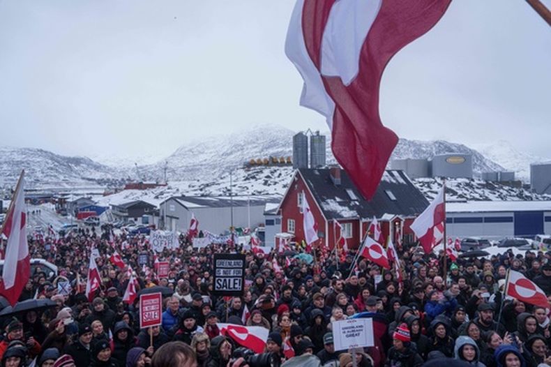 Gente protesta contra la estrategia de Donald Trump hacia Groenlandia ante el consulado estadounidense en Nuuk, Groenlandia, el sábado 17 de enero de 2026. (AP foto/Evgeniy Maloletka)