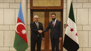 El presidente sirio Ahmad al-Sharaa (d) con el viceprimer ministro de Azerbaiyán Samir Sharifov en Damasco el 4 de mayo del 2025. (AP foto/Ghaith Alsayed)