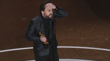 Kieran Culkin acepta el Premio Oscar en la categoría de mejor actor de reparto por A Real Pain, el 2 de marzo de 2025 en el Teatro Dolby de Los Ángeles. (AP Foto/Chris Pizzello)