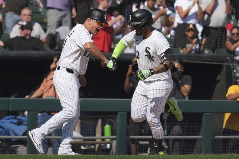 El venezolano de los Medias Blancas de Chicago Lenyn Sosa celebra con el coach de tercera base Justin Jirschele su jonrón en la octava entrada ante los Yankees de Nueva York el domingo 31 de agosto del 2025. (AP Foto/Nam Y. Huh)
