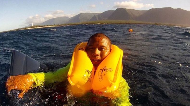 Las imágenes del pasajero Ferdinand Puentes están circulando por todas las redes sociales. Revelan un incidente en Hawaii donde falleció una funcionaria que ayudó al presidente Barack Obama