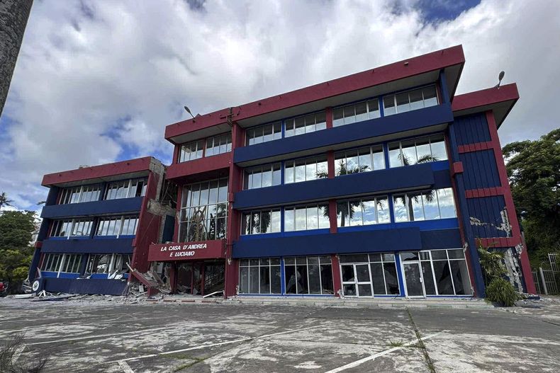 Un edificio se ve dañado en Port Vila, Vanuatu, tras un potente sismo el martes 17 de diciembre de 2024. (Tim Cutler via AP)