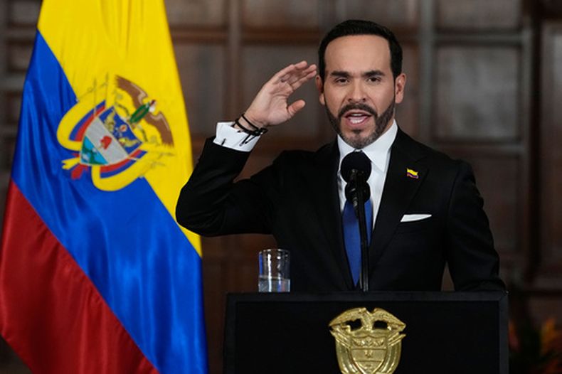 El presidente de Colombia, Abelardo De la Espriella, anuncia una iniciativa conjunta con el alcalde de Bogotá, Carlos Fernando Galán, para fortalecer la seguridad en la capital colombiana mediante una mayor presencia policial, inteligencia, tecnología y capacidades urbanas en Bogotá, el martes 25 de agosto de 2026. (Foto AP/Fernando Vergara)