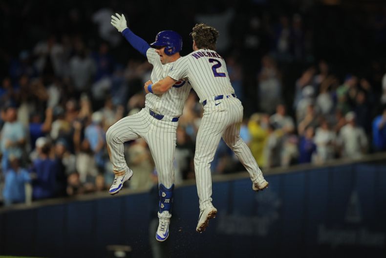 Alex Bregman, de los Cachorros de Chicago, festeja con Nico Hoerner luego de pegar el hit decisivo del encuentro ante los Medias Blancas de la misma ciudad, el martes 18 de agosto de 2026 (AP Foto/Melissa Tamez)