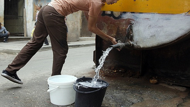 La solución, según las autoridades, es el ahorro máximo y el envío de pipas.