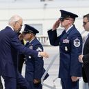 El presidente Joe Biden aborda el avión presidencial, el miércoles 17 de julio de 2024, en el Aeropuerto Internacional Harry Reid, en Las Vegas. (AP Foto/Susan Walsh)