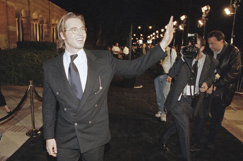 ARCHIVO - El actor Val Kilmer, que presta su voz en la película animada The Prince of Egypt, saluda a la multitud en una proyección especial de la película en Los Ángeles el 16 de diciembre de 1998. (Foto AP/Chris Pizzello, archivo)