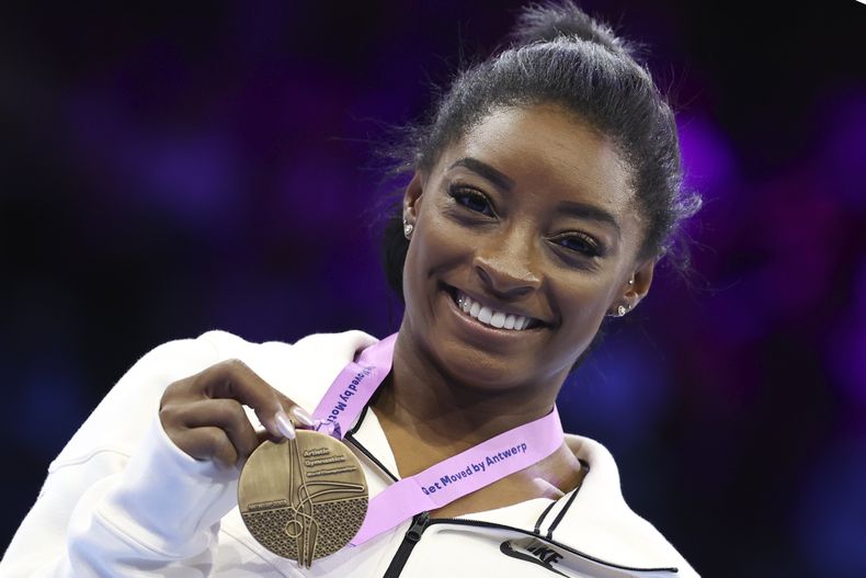 La estadounidense Simone Biles posa con su medalla de oro tras ganar en el ejercicio de piso del Mundial de atletismo, el domingo 8 de octubre de 2023, en Amberes. (AP Foto/Geert vanden Wijngaert)