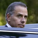 ARCHIVO - Hunter Biden entra en un vehículo a su salida de una corte federal el jueves 5 de septiembre de 2024 en Los Ángeles, tras declararse culpable de cargos de impuestos federales. (AP Foto/Eric Thayer, Archivo)