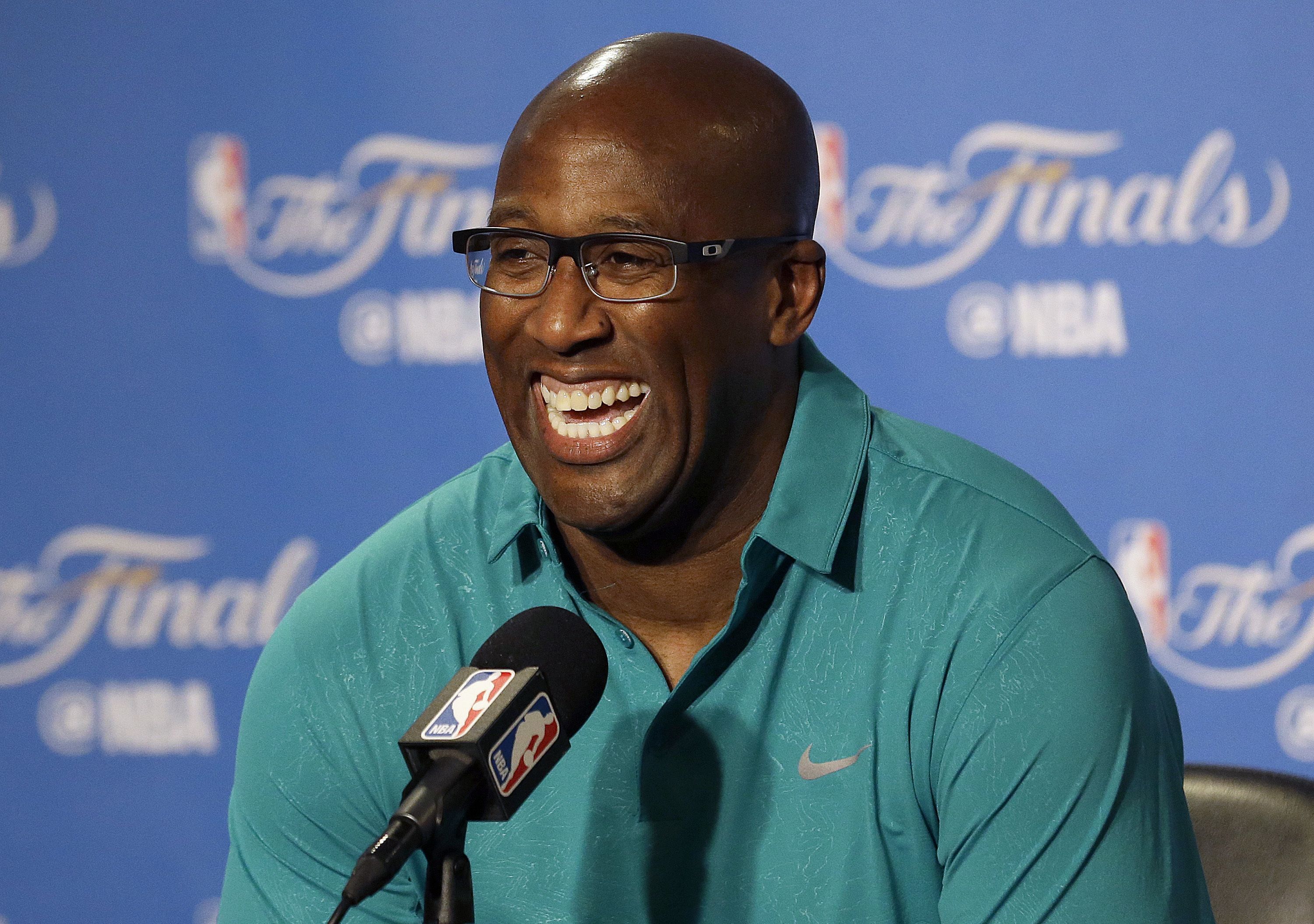 Mike Brown vuelve a Cleveland, ahora con Warriors