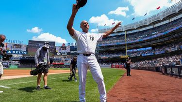 El exjugador de los Yankees de Nueva York, Mariano Rivera, es presentado durante la ceremonia del Día de las Leyendas (Old-Timers Day) de los Yankees antes de un partido de béisbol entre los Yankees de Nueva York y los Bravos de Atlanta, el sábado 8 de agosto de 2026, en Nueva York. (Foto AP/Yuki Iwamura)