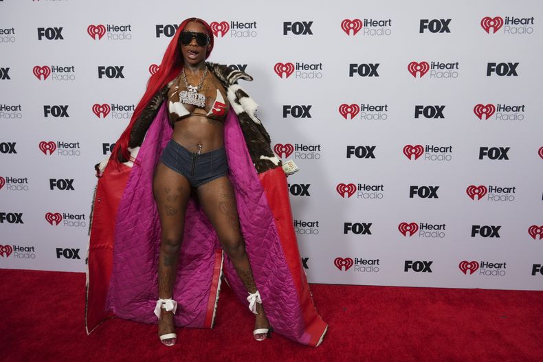 Sexyy Red posa en la sala de prensa durante los iHeartRadio Music Awards, el lunes 17 de marzo de 2025, en el Teatro Dolby de Los Ángeles. (Foto Jordan Strauss/Invision/AP)