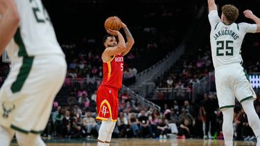 Fred VanVleet, de los Rockets de Houston, encesta un triple ante Kasparas Jakucionis, de los Bucks de Milwaukee, durante el duelo del miércoles 28 de octubre de 2026 (AP Foto/Kayla Wolf)
