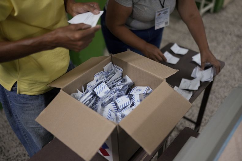 ARCHIVO - Funcionarios electorales cuentan votos luego del cierre de las urnas durante las elecciones presidenciales de Venezuela, en Caracas, el 28 de julio de 2024. (AP Foto/Matias Delacroix, Archivo)