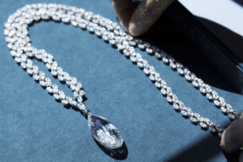 El collar de diamantes Briolette of India de 90.36 quilates diseñado por Harry Winston, con un valor estimado entre 9 y 14 millones de francos suizos, durante una exhibición previa a la subasta de las joyas de la heredera austriaca Heidi Horten en la casa de subastas de Christies en Ginebra, Suiza, el lunes 8 de mayo de 2023. (Salvatore Di Nolfi/Keystone via AP)