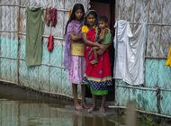 docenas de muertos, miles sin hogar en inundaciones en asia