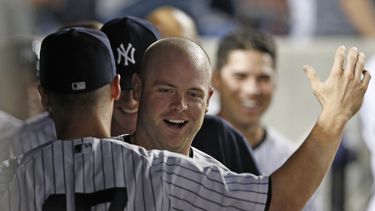 americateve | El jugador de los Yanquis, Brian McCann, festeja con compa&ntilde;eros tras conectar un jonr&oacute;n contra los Tigres de Detroit el mi&eacute;rcoles, 6 de agosto de 2104, en Nueva York. (AP Photo/Kathy Willens)