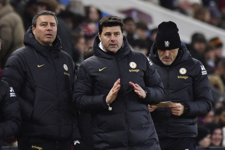 El argentino Mauricio Pochettino, técnico del Chelsea, observa el partido ante el Aston Villa, de la Copa de la FA, el miércoles 7 de febrero de 2024 (AP foto/Rui Vieira)