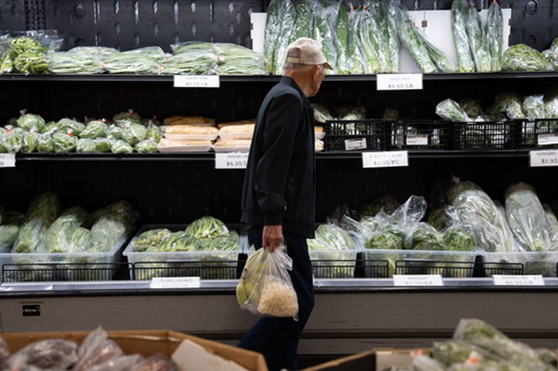 Un cliente pasa junto a la fruta y verdura en un supermercado en Portland, Oregón, el 8 de abril de 2026. (Foto AP/Jenny Kane)