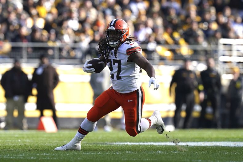 ARCHIVO - El running back de los Browns de Cleveland Kareem Hunt (27) acarrea el balón durante el partido contra contra los Steelers de Pittsburgh, el domingo 8 de enero de 2023, en Pittsburgh. (AP Foto/Matt Freed)