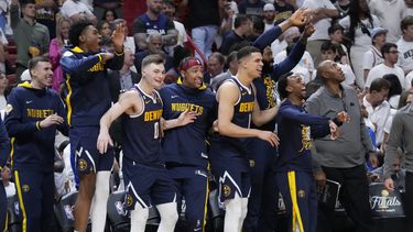 Los Nuggets de Denver festejan la victoria sobre el Heat de Miami, el viernes 9 de junio de 2023, en las Finales de la NBA (AP foto/Wilfredo Lee)