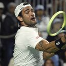 ARCHIVO - Foto del 10 de marzo del 2023, el italiano Matteo Berrettini enfrenta al japones Taro Daniel en Indian Wells. El viernes 28 de abril del 2023, Berrettini se da de baja del Abierto de Italia debido a un desgarro del músculo de estómago. (AP Foto/Mark J. Terrill, Archivo)