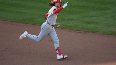 Alec Bohm de los Filis de Filadelfia celebra tras conectar un jonrón ante los Bravos de Atlanta en el décimo inning del segundo partido de la serie divisional de la Liga Nacional, el miércoles 30 de septiembre de 2026, en Atlanta. (AP Foto/Mike Stewart)