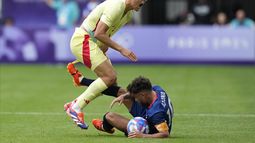 El español Pau Cubarsi (izquierda) recibe una patada del dominicano Edison Azcona en el partido por el Grupo C del fútbol masculina de los Juegos Olímpicos, el sábado 27 de julio de 2024, en Burdeos, Francia. (AP Foto/Moisés Castillo)
