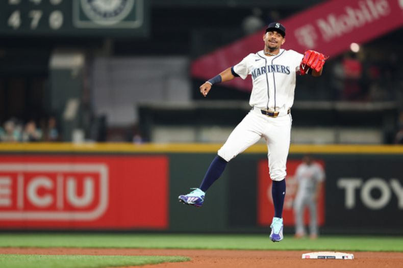 El dominicano Julio Rodríguez, de los Marineros de Seattle, festeja el triunfo sobre los Tigres de Detroit, el miércoles 5 de agosto de 2026 (AP Foto/Kevin Ng)