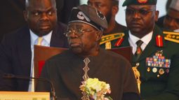 ARCHIVO – El presidente nigeriano Bola Ahmed Tinubu asiste a una reunión de ECOWAS en Abuya, Nigeria, el domingo 22 de junio de 2025. (AP Foto/Olamikan Gbemiga, Archivo)